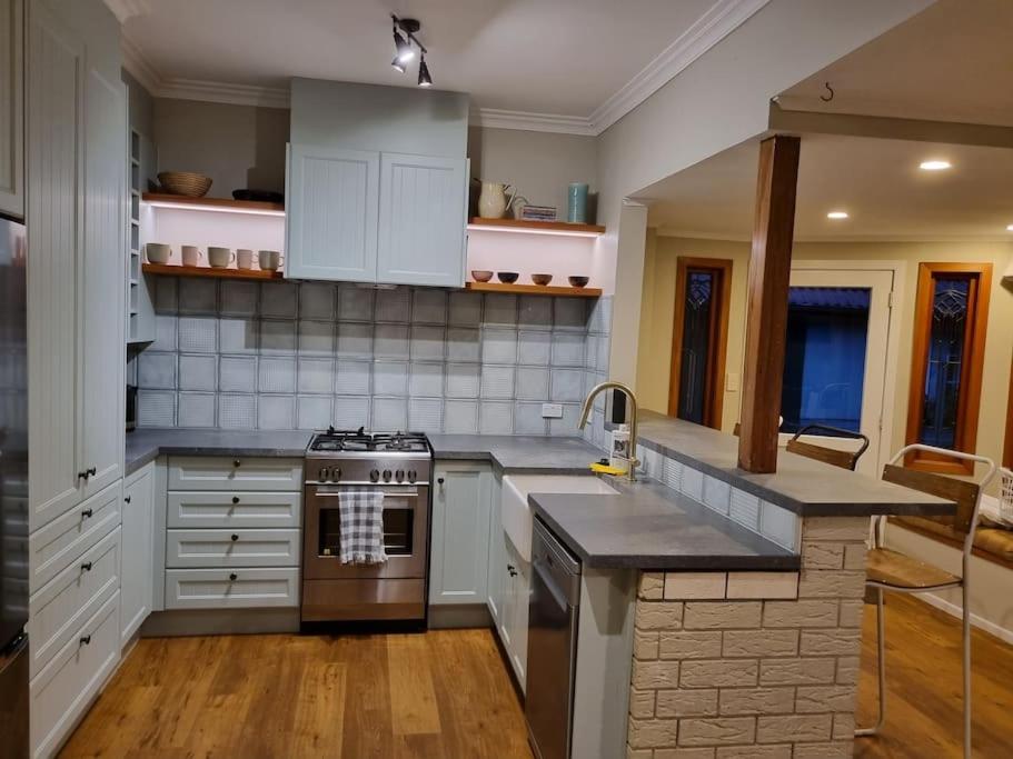 Redwoods Character Cottage & Studio - Resim 21