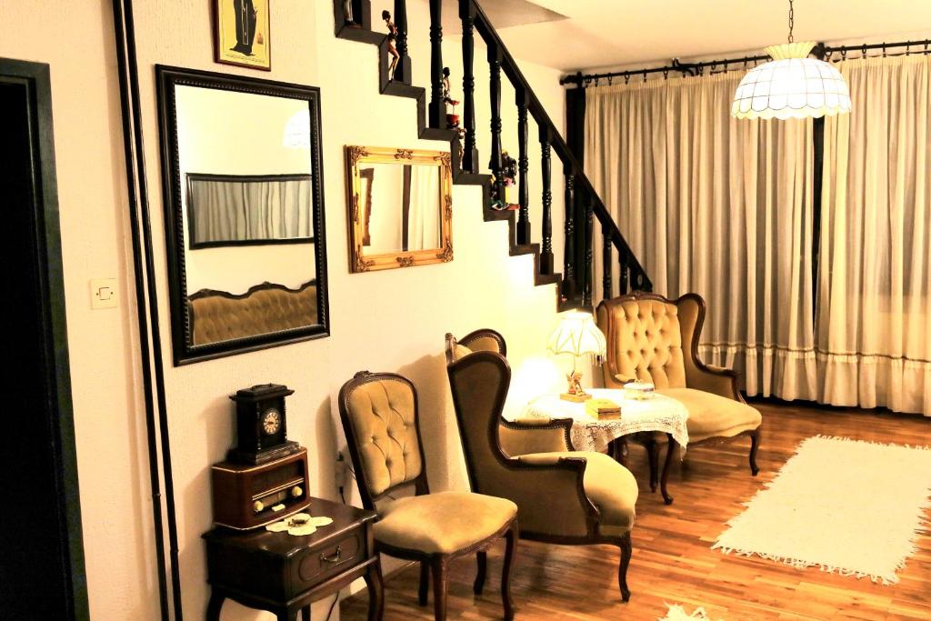 VILA VASILIJE في Novi Kneževac: غرفة معيشة مع طاولة وكراسي