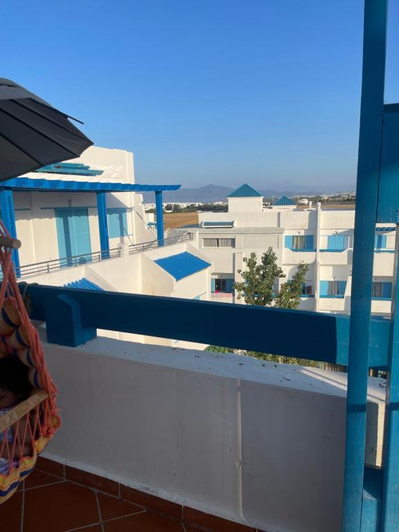 einen Balkon mit Blick auf ein Gebäude in der Unterkunft Chemsy Loft in Marina Smir