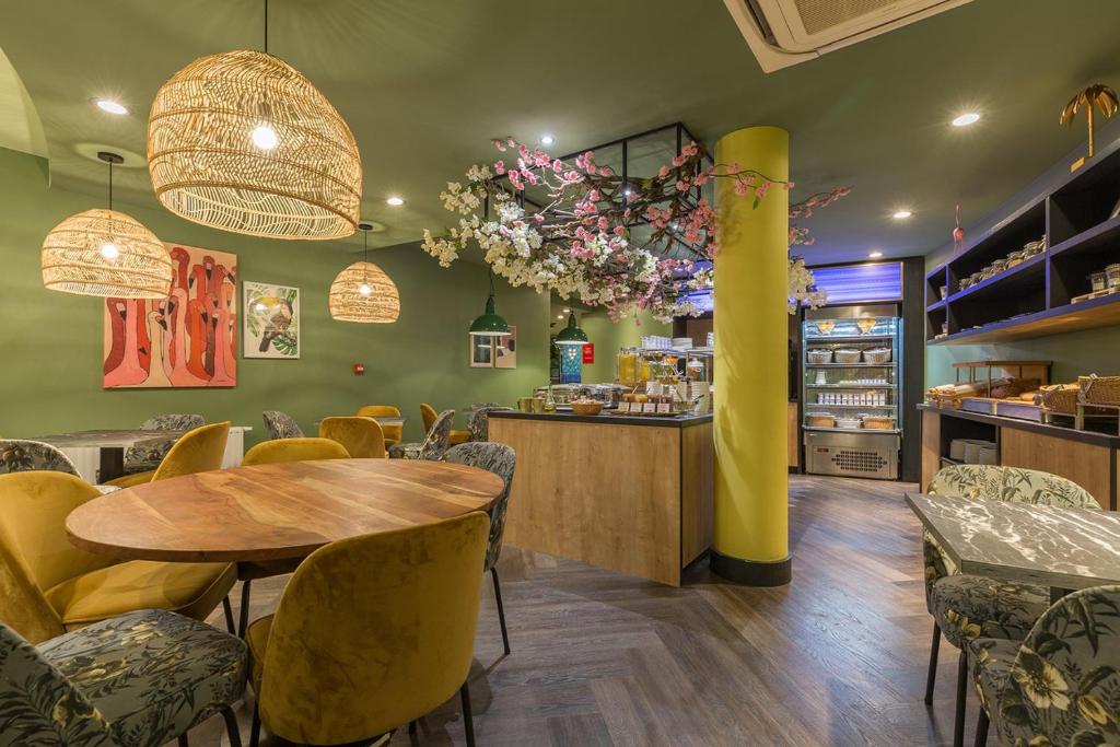 Una cocina o cocineta en Leonardo Hotel Antwerpen