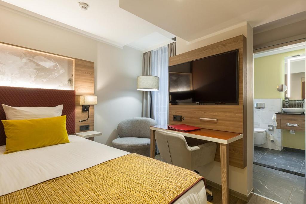 Una cama o camas en una habitación de Leonardo Hotel Antwerpen