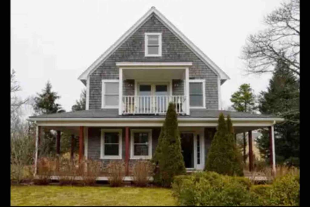 uma casa cinzenta com um alpendre e uma varanda em Home in Oak Bluffs em Oak Bluffs