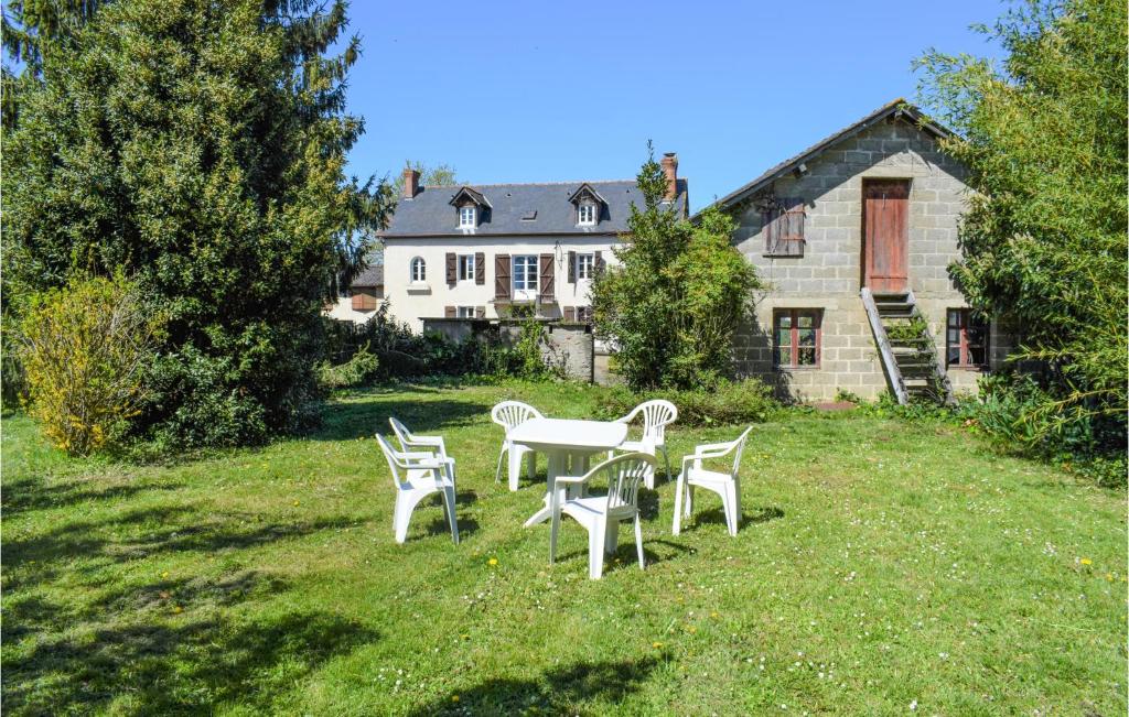 uma mesa e cadeiras na relva em frente a uma casa em Stunning Home In Miossens Lanusse With Wifi em Miossens-Lanusse