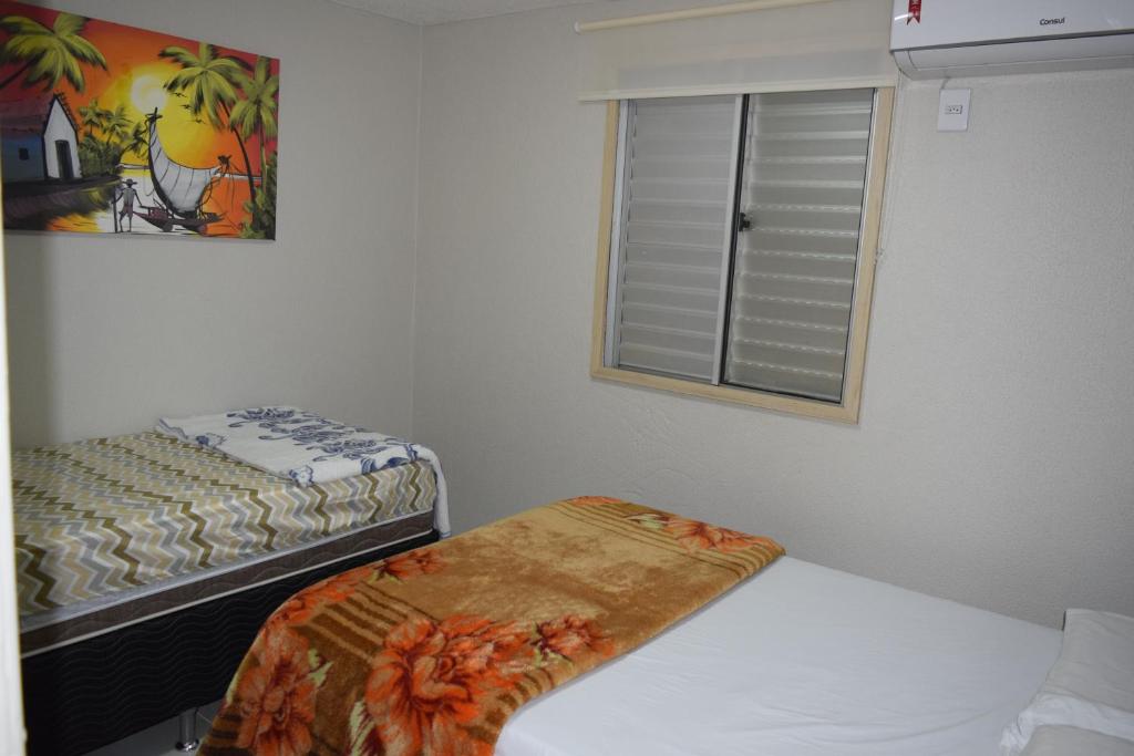 A bed or beds in a room at APARTAMENTO 2 QUARTOS COMPLETAMENTE MOBILIADO COM GARAGEM