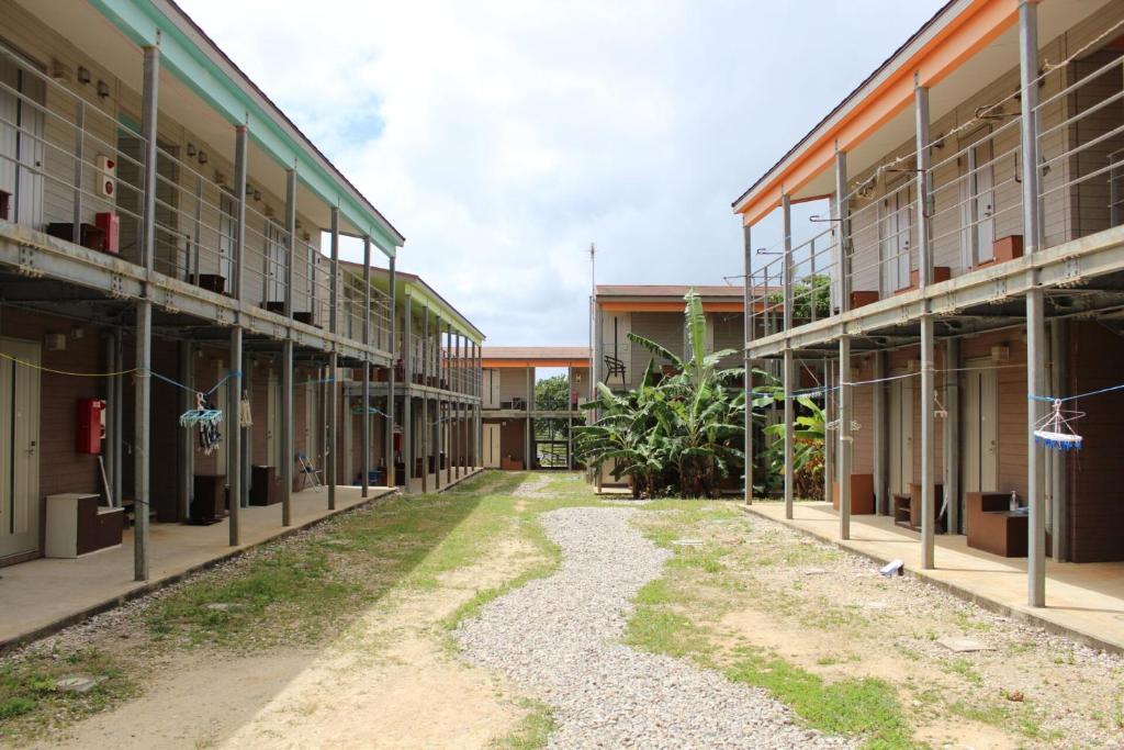 un patio vacío de una escuela con edificios en House&Cafe GreenTerrace, en Ishigaki Island