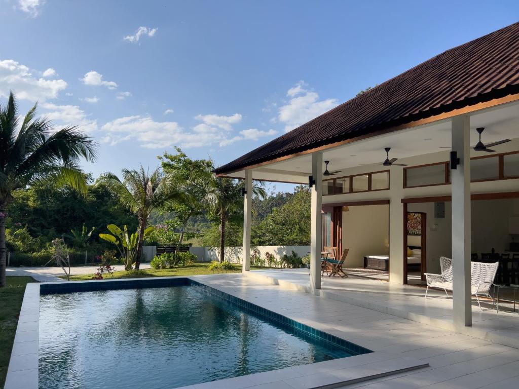 ein Bild eines Pools in einer Villa in der Unterkunft Villa Meranti - Spacious Private Pool Villa in Pantai Cenang