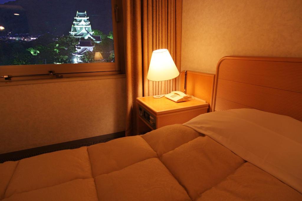 Postel nebo postele na pokoji v ubytování Hotel Excel Okayama