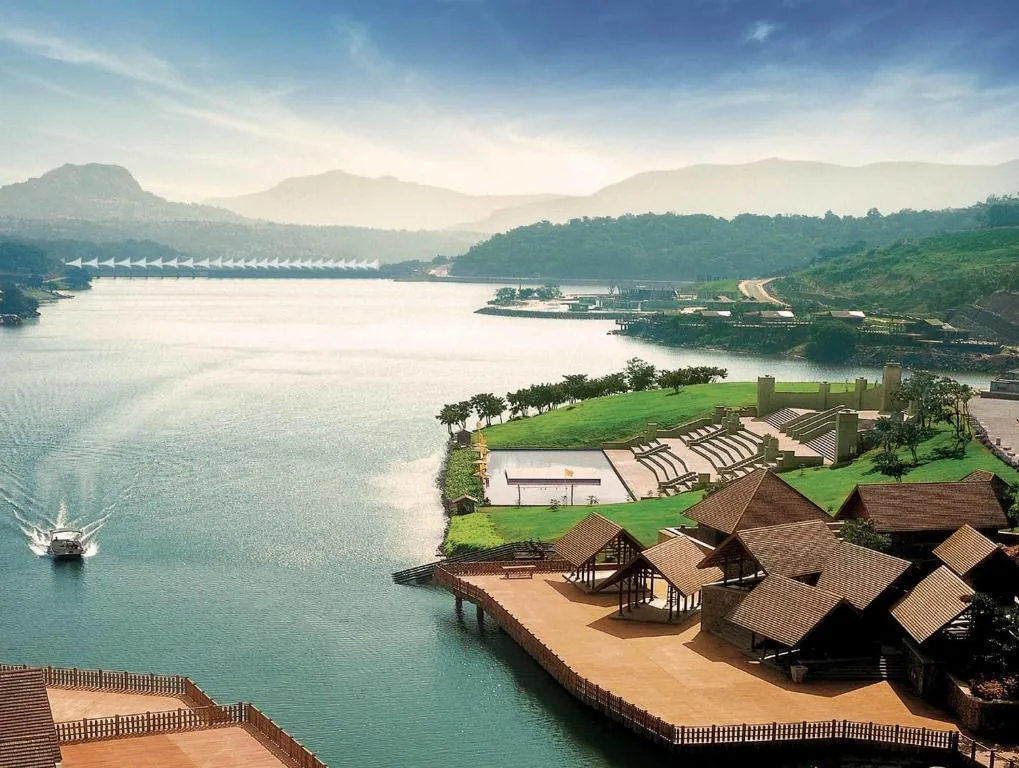 5 Stunning and luxurious hotels you must visit for a staycation ! 5 hotel
