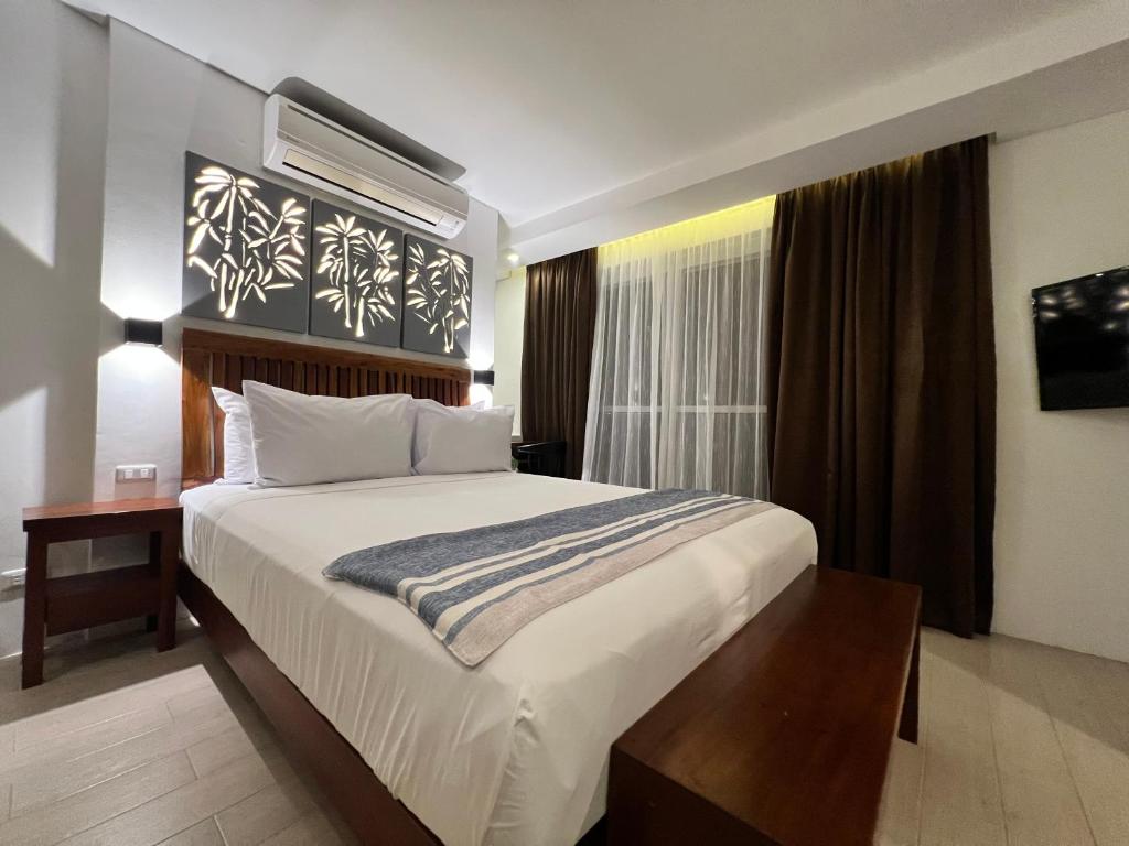 Postel nebo postele na pokoji v ubytování Aira Boracay Hotel