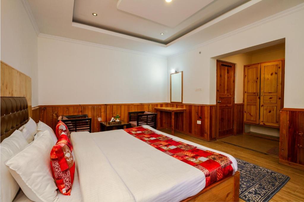 Postel nebo postele na pokoji v ubytování Tripli Hotels Conifer Wood Cottage