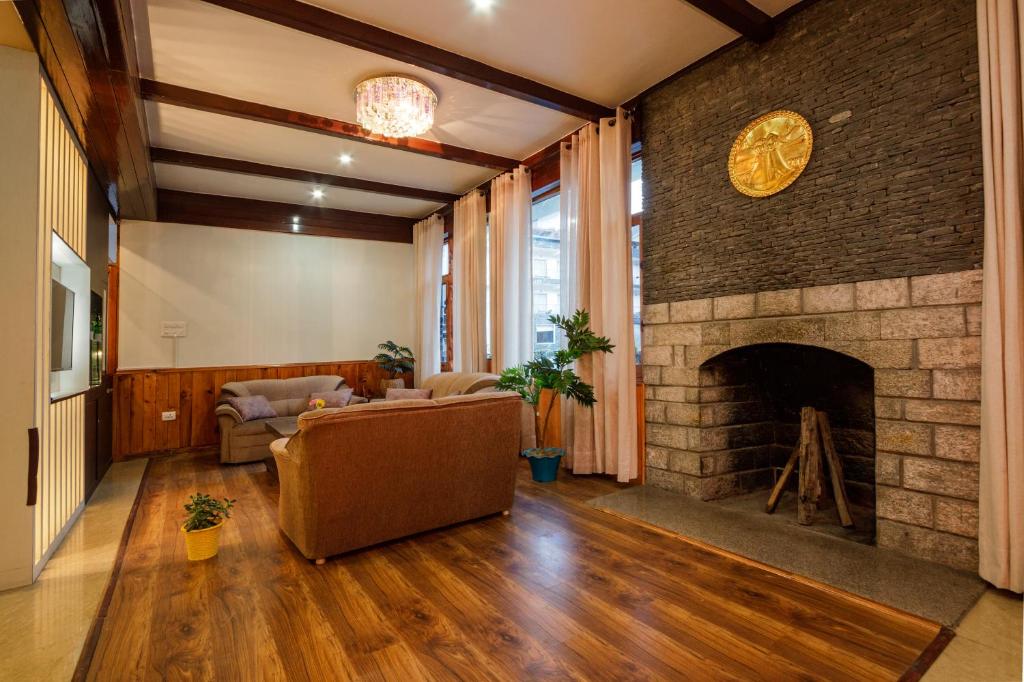 Posezení v ubytování Tripli Hotels Conifer Wood Cottage