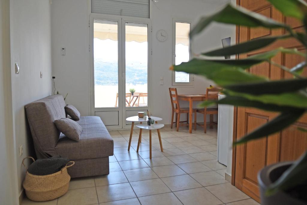 een woonkamer met een bank en een tafel bij Plateia sea view loft in Samos