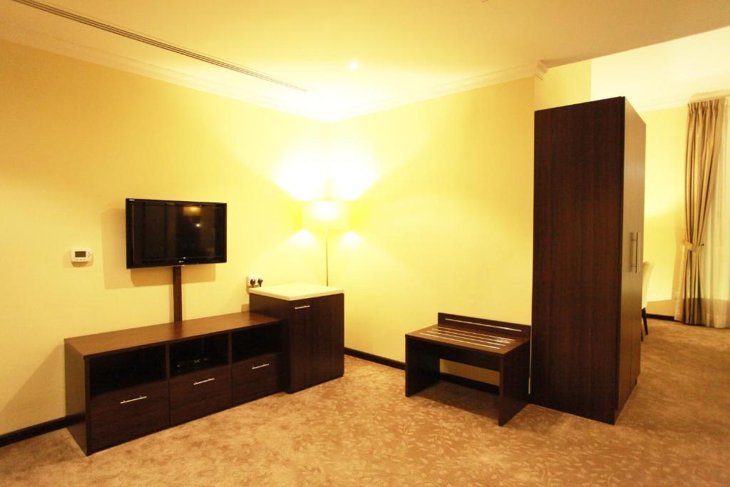 TV a/nebo společenská místnost v ubytování Golden Ocean Hotel