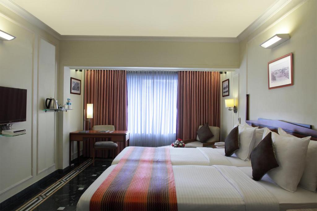 Postel nebo postele na pokoji v ubytování Hiltop Hotel