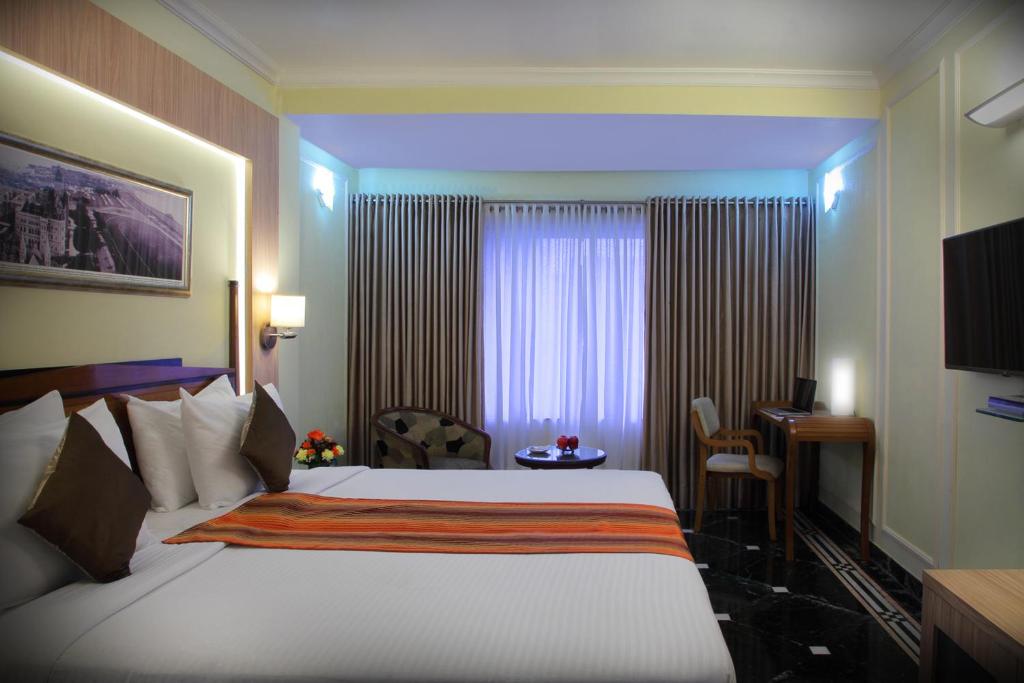 Postel nebo postele na pokoji v ubytování Hiltop Hotel