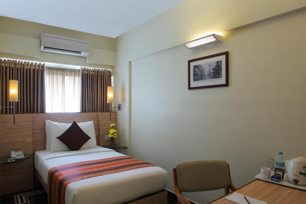 Postel nebo postele na pokoji v ubytování Hiltop Hotel