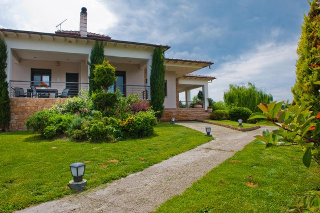 a house with a garden and a pathway at Villa Maltina in Kassandrinón