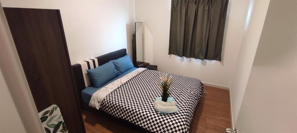 een kleine slaapkamer met een bed met blauwe kussens bij Cozy Southville Bangi Free parking Wifi Netflix in Bangi