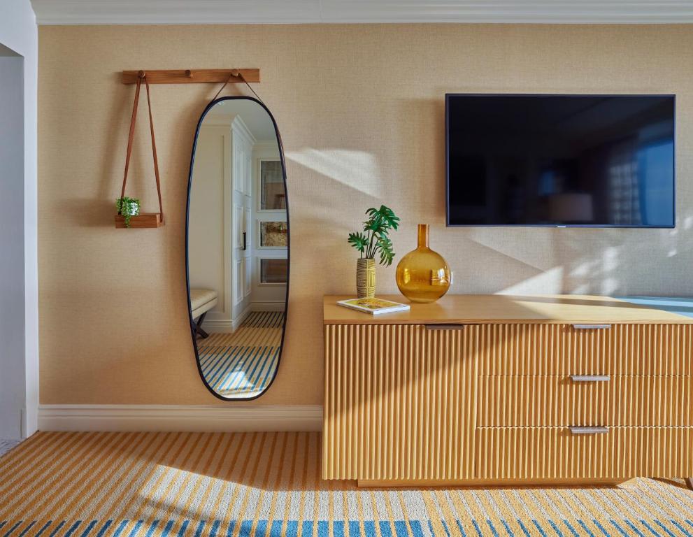 Viceroy Santa Monica - Partial Ocean View Two Queen Room