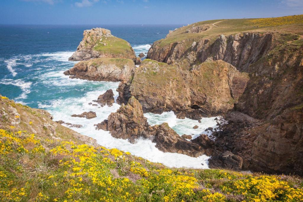 vistas al océano desde un acantilado en Omeo Suites Glass Beach en Fort Bragg