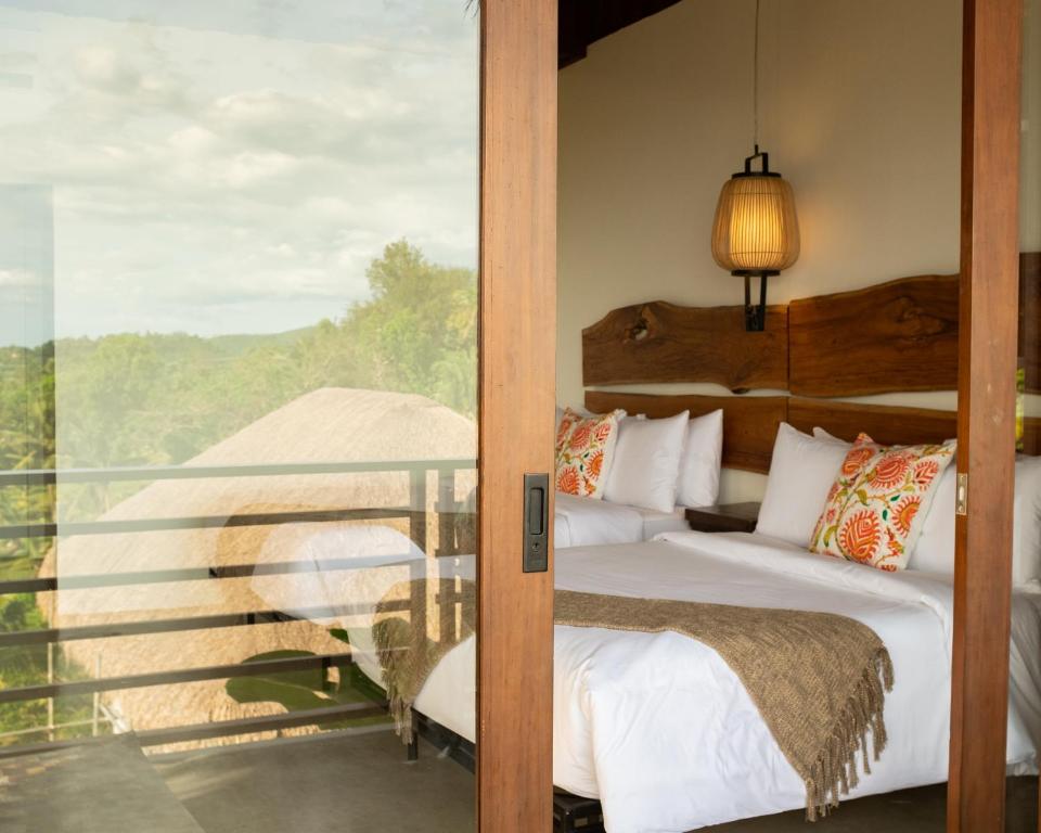 Postel nebo postele na pokoji v ubytování La Joya Farm Resort & Spa