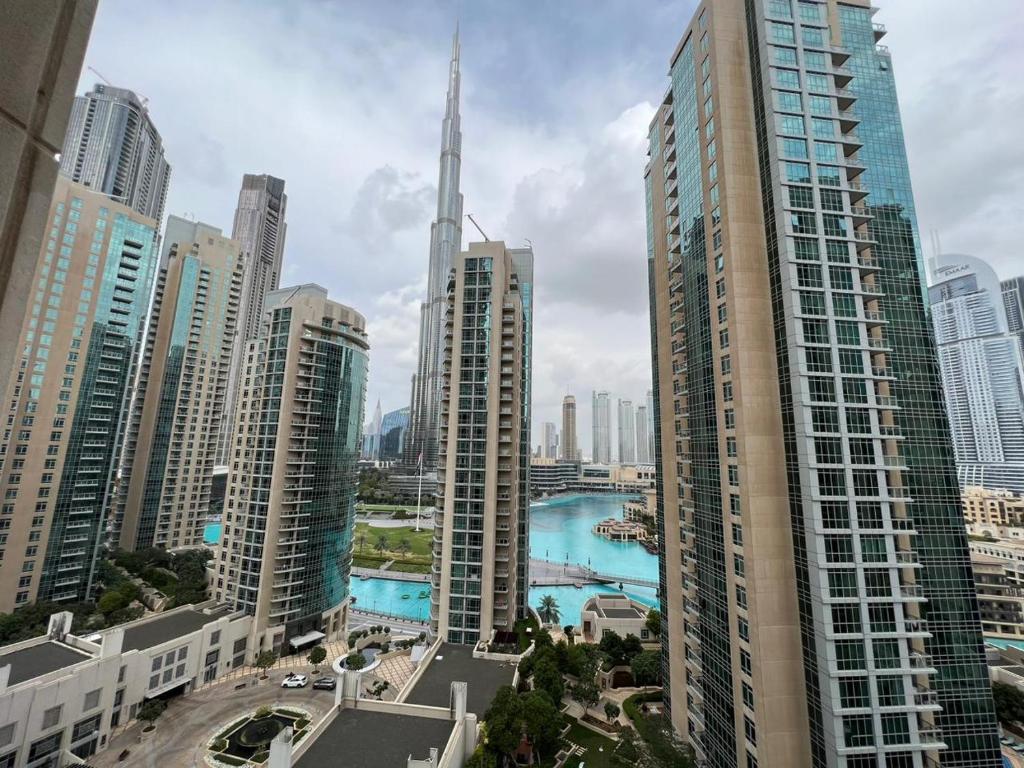 widok na miasto z wysokimi budynkami w obiekcie BLVBD Central Full Burj View 1402 w Dubaju