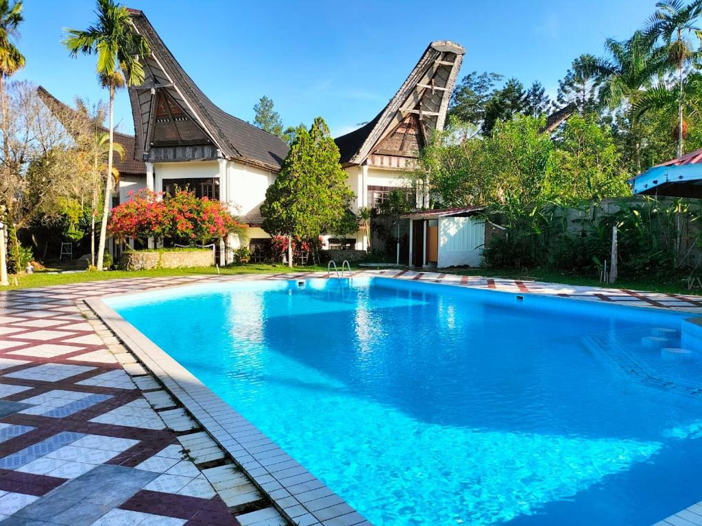 uma grande piscina em frente a uma casa em Hotel Toraja Prince em Tobonga