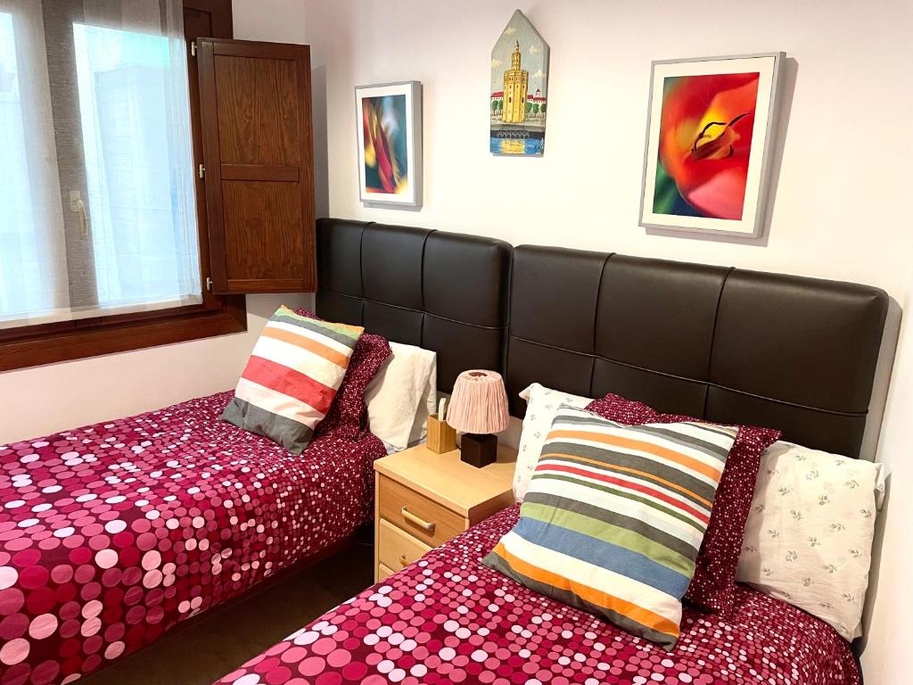 sypialnia z dwoma łóżkami i łóżkiem sidx sidx sidx sidx w obiekcie Apartamento Centro Plaza Salvador, Wifi free& parking opcional w Sewilli