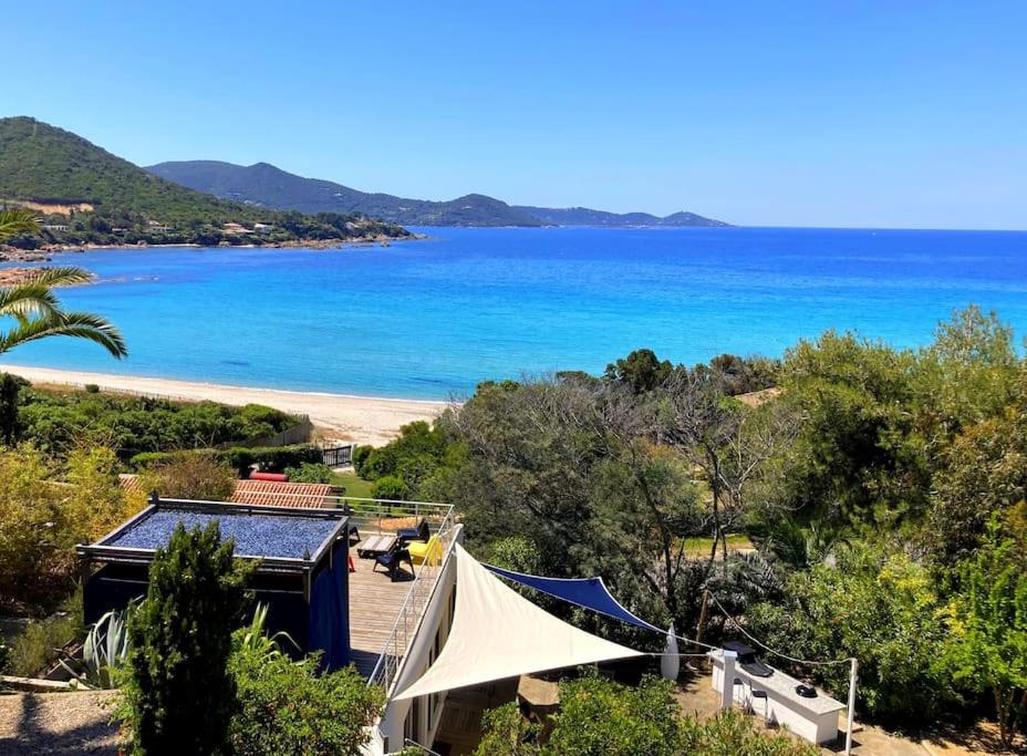 - une vue sur la plage avec tente et l'océan dans l'établissement Villa contemporaine climatisée, vue mer exceptionnelle, à quelques mètres de la plage, à Pietrosella