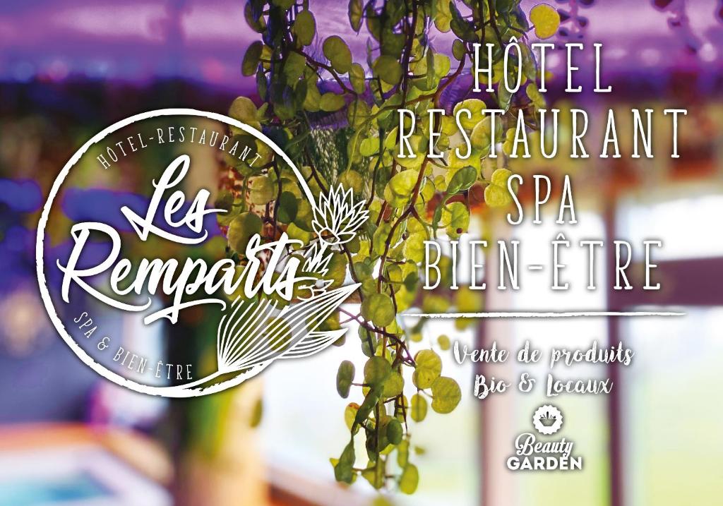 una señal para un restaurante spa del hotel y una botella de vino en Logis Hôtel Restaurant & Spa les Remparts en Salers