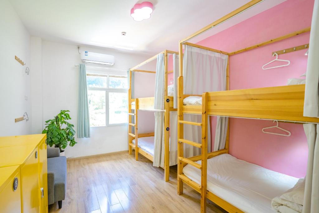 Postel nebo postele na pokoji v ubytování Jiuzhaigou Leisure Inn