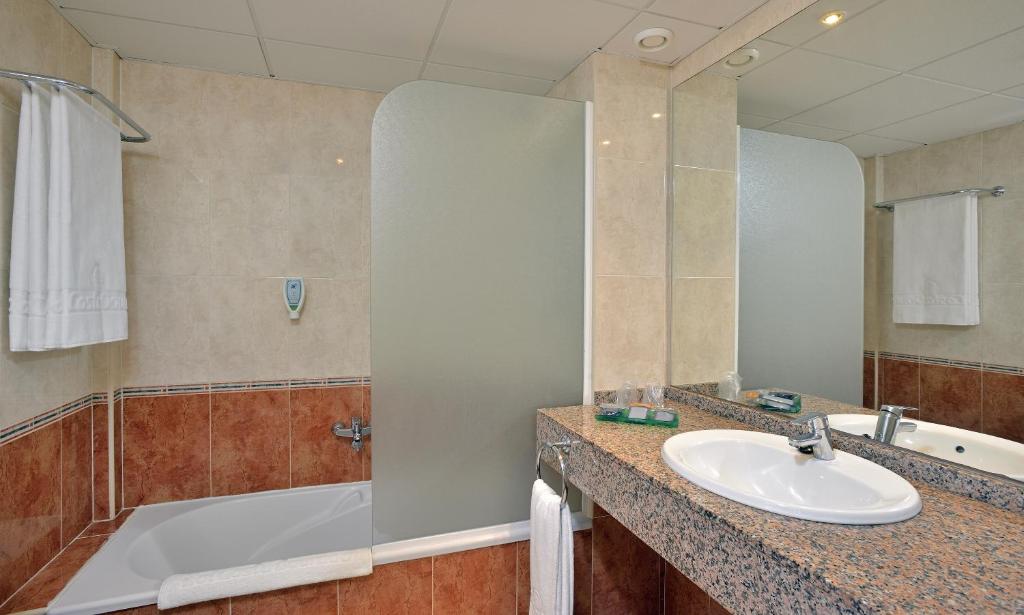 Sol Costa Daurada - Habitación Triple (2 Adultos + 1 Niño)