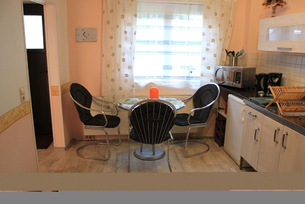 una cucina con tavolo e sedie di Ferienwohnung Athena a Pirna