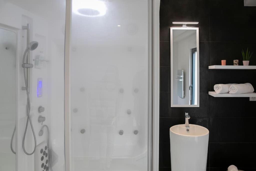 Zdjęcie z galerii obiektu Chablis Spa : Premier Cru (balnéo/douche-hammam) w mieście Chablis