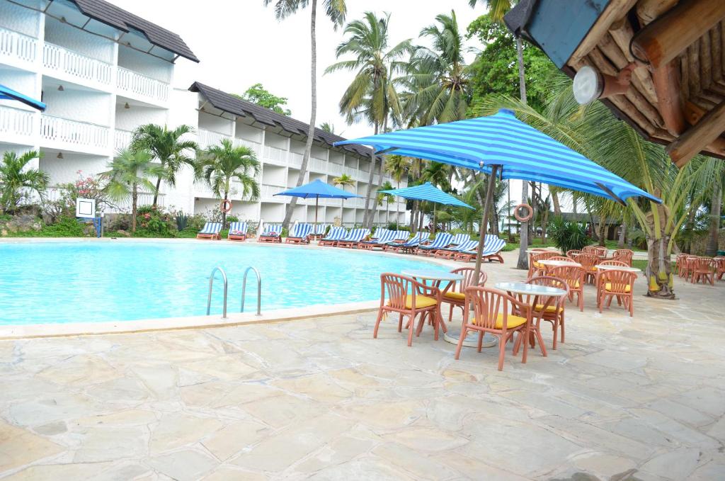 Bazén v ubytování Travellers Beach Hotel & SPA nebo v jeho okolí