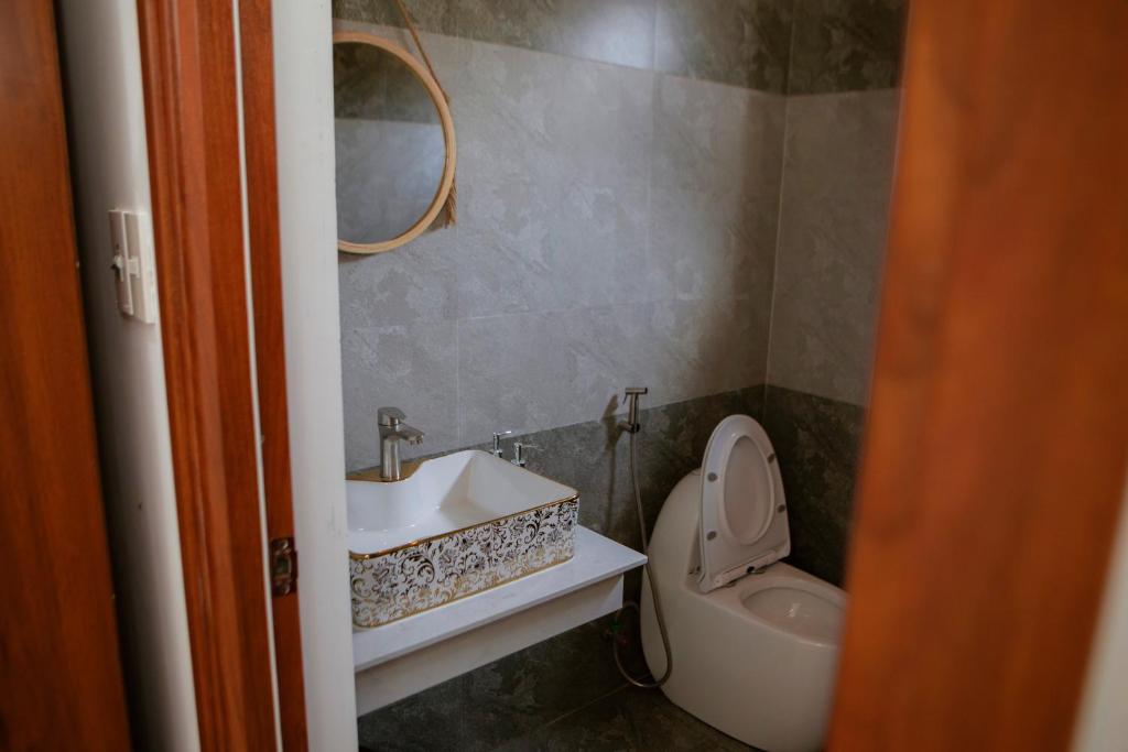 y baño con lavabo y aseo. en Trú Homestay Huế, en Thôn Dương Xuân Hạ