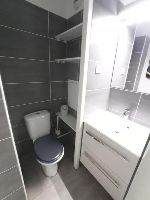 Łazienka w obiekcie Cap Esterel Studio climatisé vue mer partielle