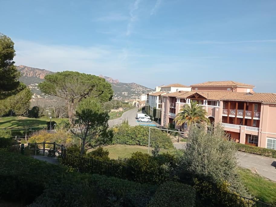 widok na ulicę z budynkami i drzewami w obiekcie Cap Esterel Studio climatisé vue mer partielle w mieście Agay - Saint Raphael