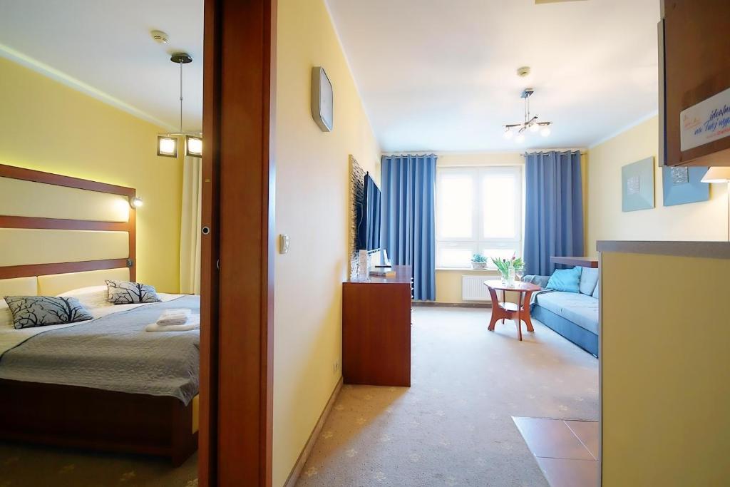 Posteľ alebo postele v izbe v ubytovaní OnHoliday Apartamenty w Hotelu przy ul Kościuszki 16