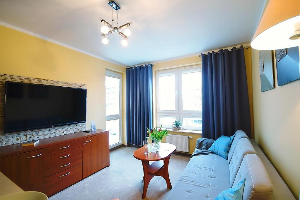 Televízia a/alebo spoločenská miestnosť v ubytovaní OnHoliday Apartamenty w Hotelu przy ul Kościuszki 16