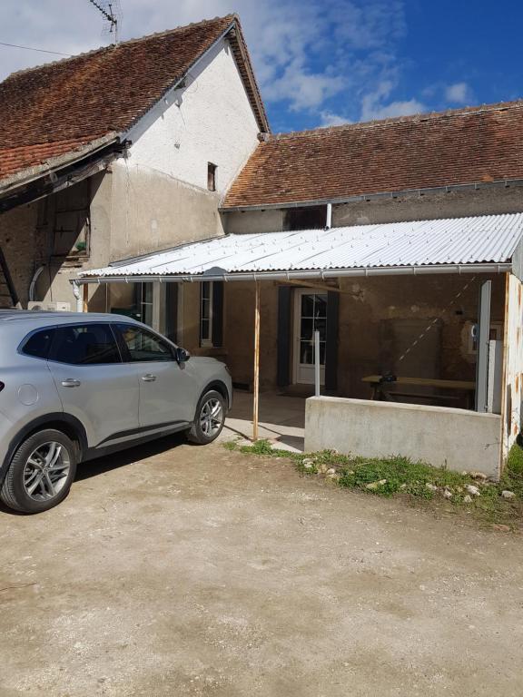 un coche aparcado frente a una casa en marie-Emma wifi gratuite, en Beaulieu-sur-Loire