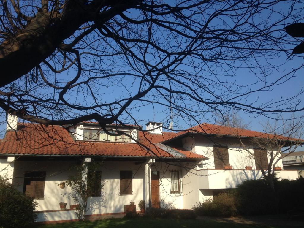 a white house with a red roof at B&B Come A Casa in Cerrione