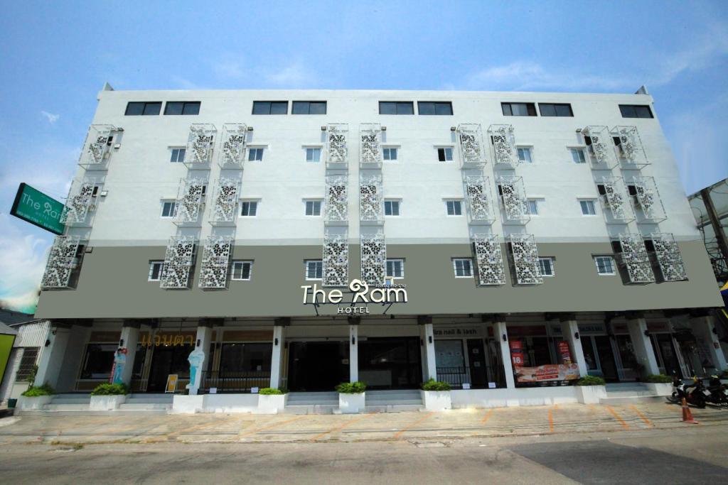 Un edificio bianco con un cartello che legge il Ryan di The Ram Hotel a Min Buri