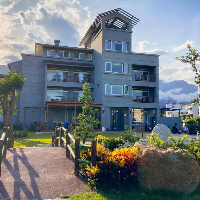 a building with a garden in front of it at Secret Garden Homestay in Ji'an