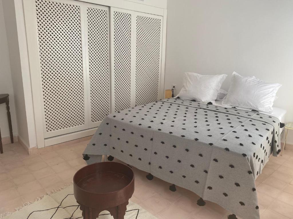 Postel nebo postele na pokoji v ubytování Dar Narjis