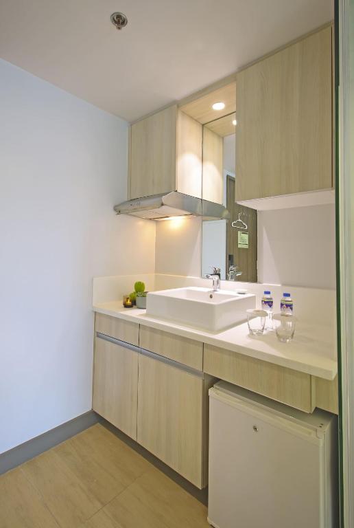 Kuchyň nebo kuchyňský kout v ubytování The Mini Suites Eton Tower Makati