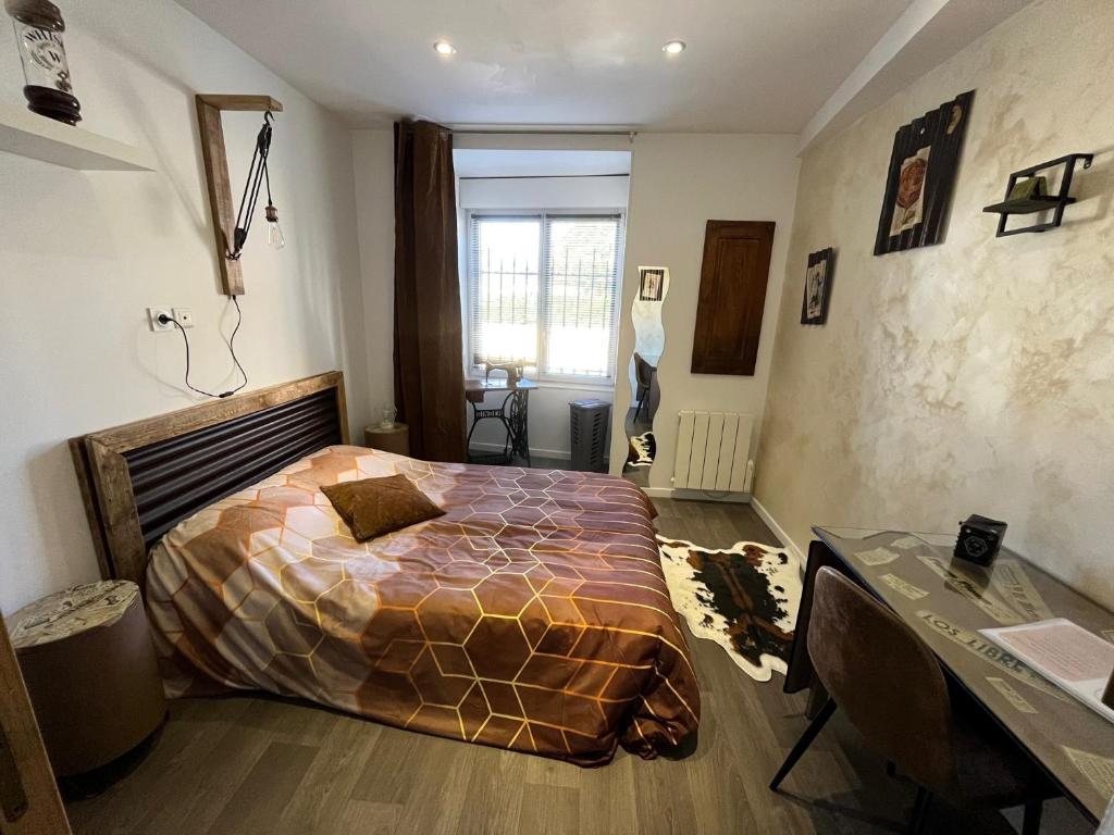 Łóżko lub łóżka w pokoju w obiekcie Chambres d'hôtes à la forge du Coglais