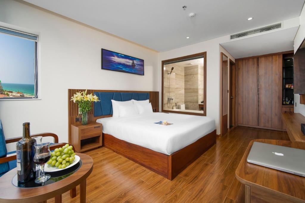 King Suite Seaside Bathtub