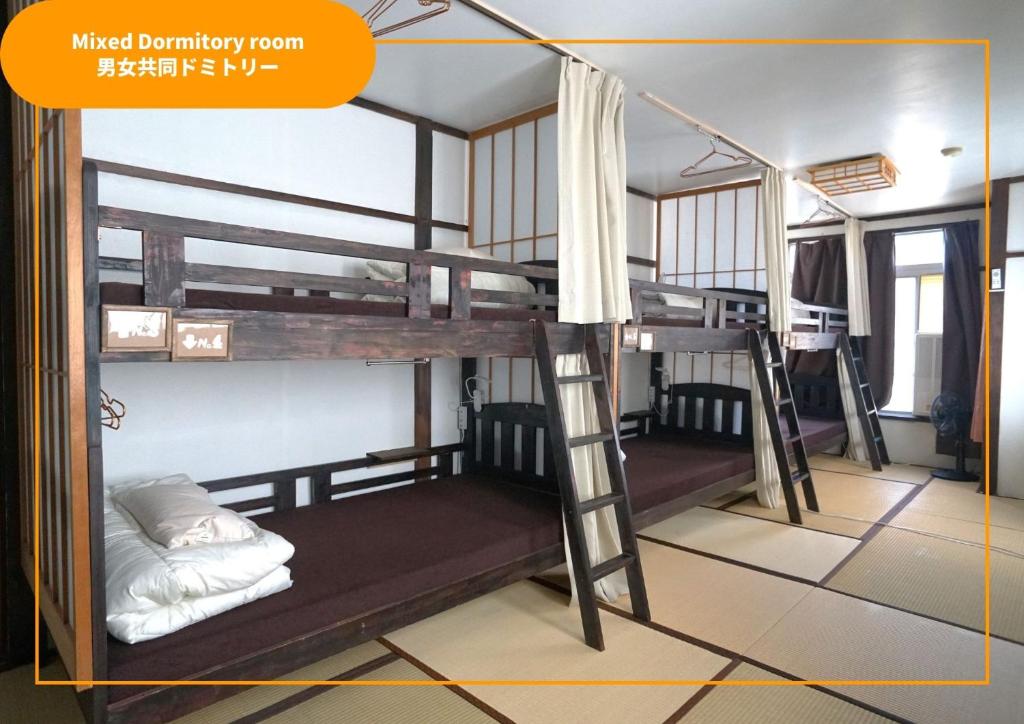 Zimmer mit Etagenbett und 2 Etagenbetten. in der Unterkunft Sansan Yuzawa Backpackers in Yuzawa