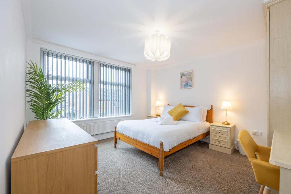 1 dormitorio con cama y ventana grande en The Burton- Free Gated Parking, en Mánchester